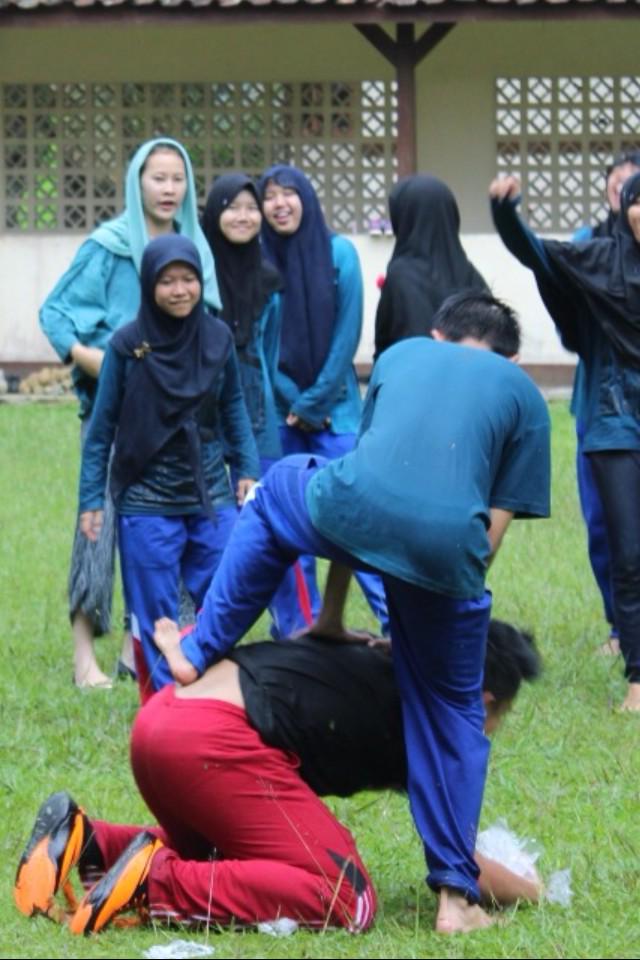 ONEsciencePIECE's tweet photo. Ampun mas :( si nahdah : "ea ea ea" ani : qu jga mau naikin kenan @Absmantie2015 #snapshock #ABS2015 #Absmantie2015 http://t.co/sf71TmExDV