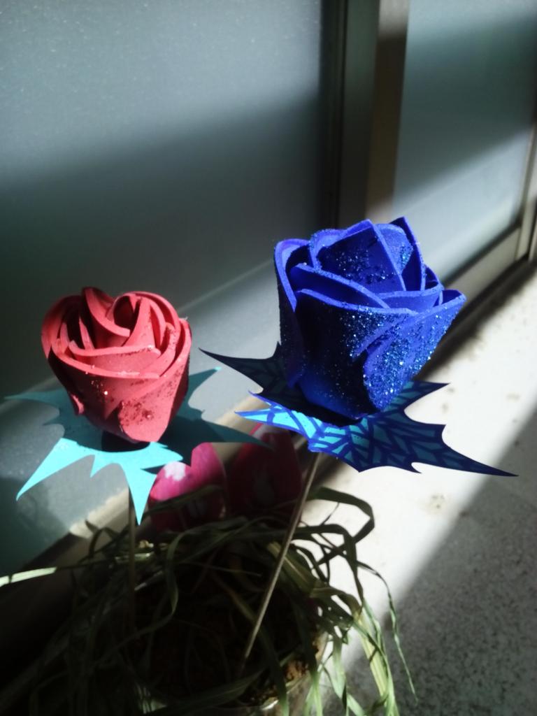 NaevaLimpia's tweet photo. Buenas tardes! Con estas rosas de gomaeva y purpurina os deseamos buen puente de Andalucía! :) http://t.co/uzbCvRAyLT