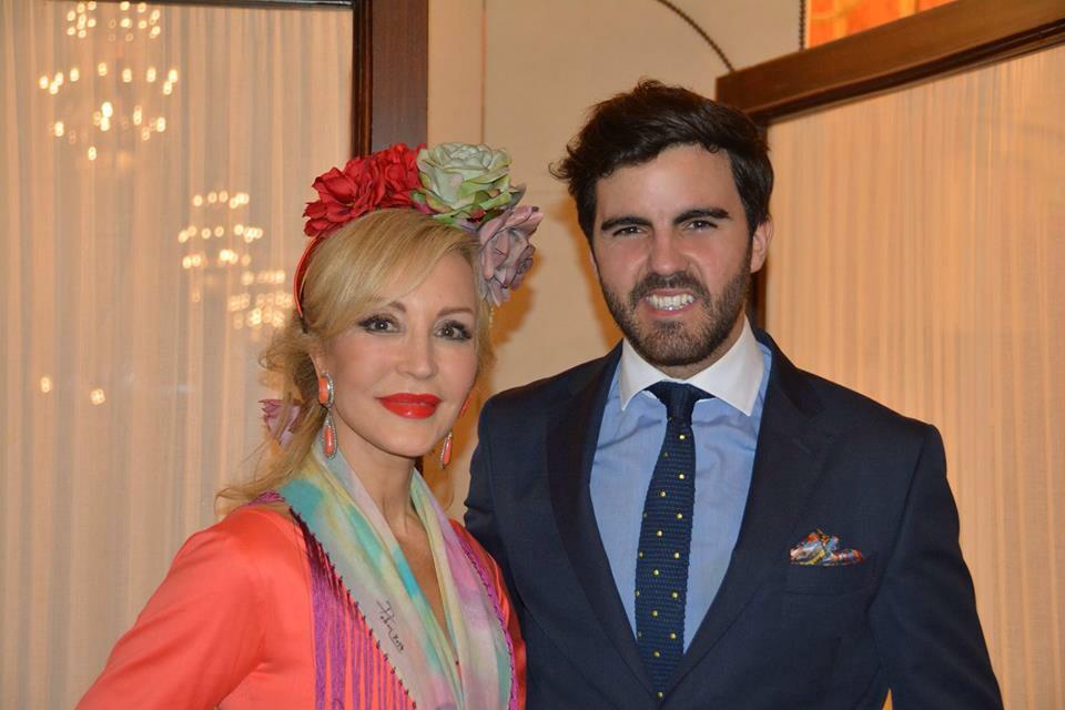 Malfi_Sevilla's tweet photo. @niebladeltoro con corbata y pañuelo Malfi y @Carmen_Lomana en el desfile benéfico de la Hdad.Rocio de la Macarena http://t.co/D0cP37qAvd