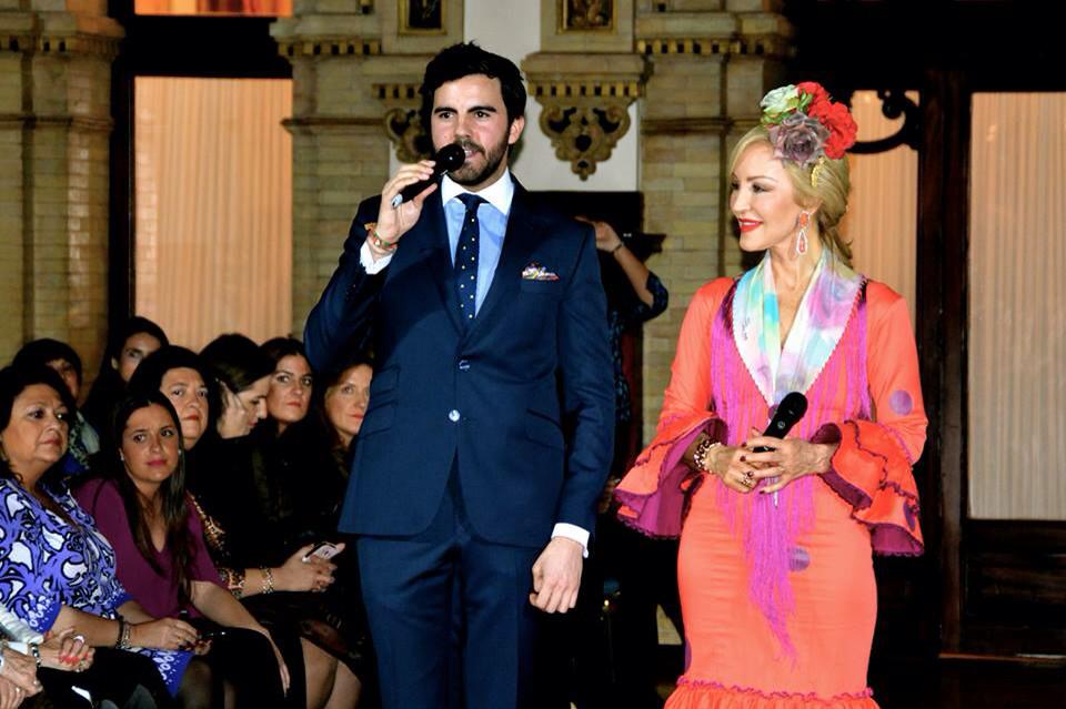Malfi_Sevilla's tweet photo. @niebladeltoro con corbata y pañuelo Malfi y @Carmen_Lomana en el desfile benéfico de la Hdad.Rocio de la Macarena http://t.co/D0cP37qAvd