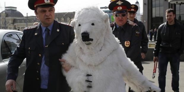 ClimateRevcynth's tweet image. In pictures: Turning down the heat on Polar Bear Day greenpeace.org.uk/blog/climate/p… via twitshot.com