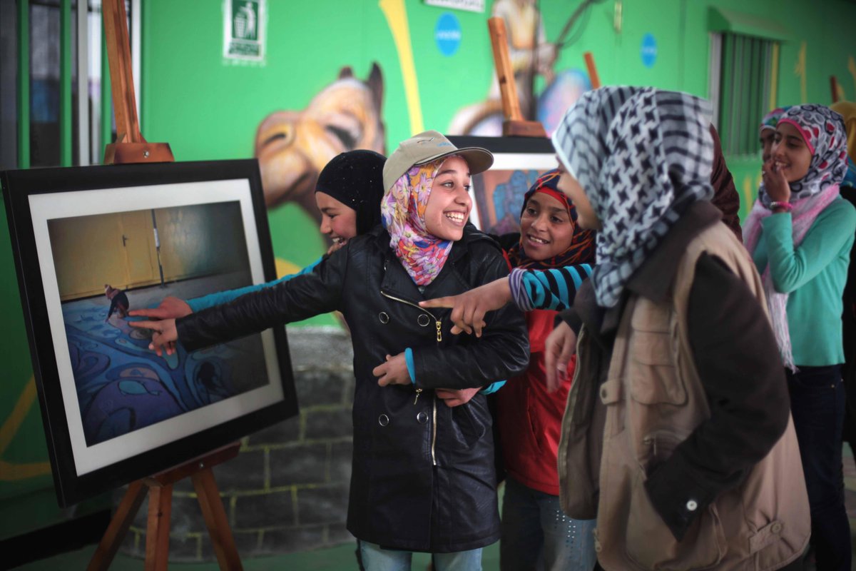 aptARTs's tweet image. OMG THAT'S ME! Excited at their first ever exhibition in #Azraq refugee camp. @mercycorps_uk @mercycorps @UNICEFmena