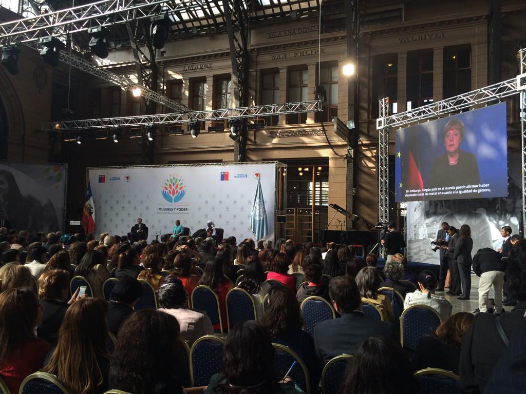 Saludos de Angela Merkel y Hillary Clinton. #WomenStgo #Beijing20 streaming en womenstgo2015.gob.cl