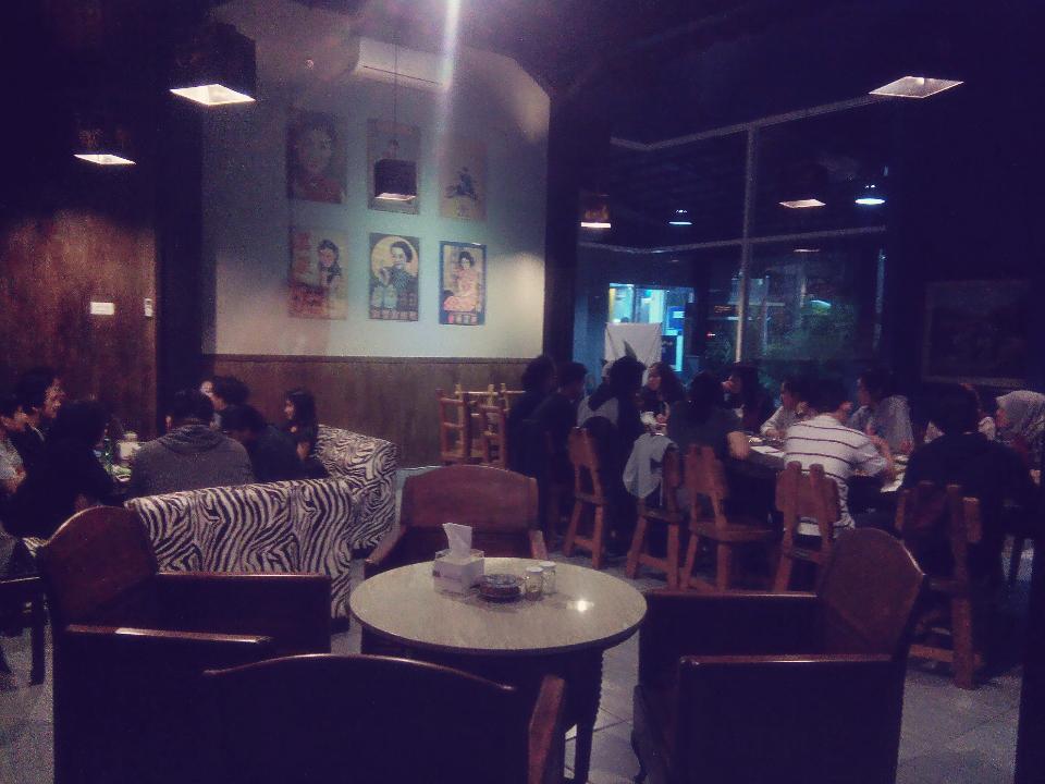 The hoop cafe  jl.raya jatinangor km 12 "Skylandcity Apartement" open 11.00 -23.00..