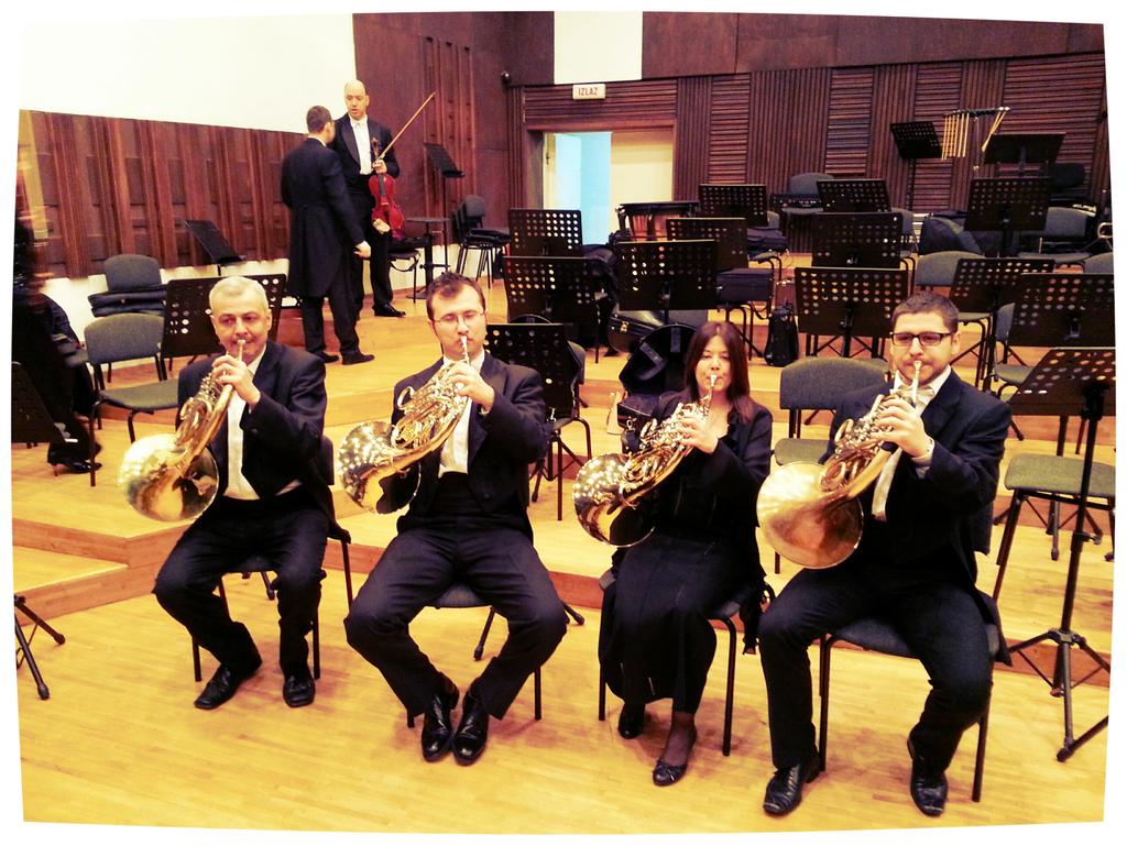 BGFilharmonija's tweet photo. Poslednje pripreme naših hornista pred večerašnje izazove! #stagefever #ratimir #petkomu8 http://t.co/yNh1Jf9Y56