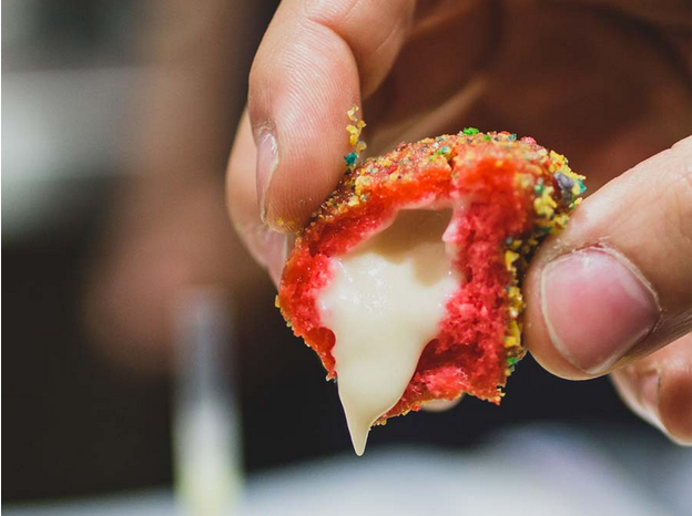 kmcliney's tweet photo. “@BuzzFeed: Taco Bell Is Now Selling Cap’n Crunch Donuts http://t.co/21KTMX3fuE http://t.co/N3Oue22I8C” @Tweets_By_Tom