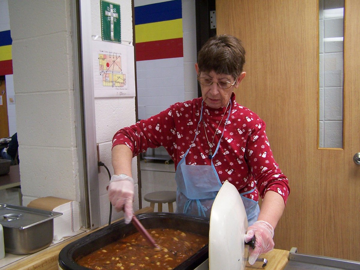 FoxCitiesSA's tweet photo. @KCCorp Kimberly Cares #volunteers help w/Noon Feeding Program COLD weather = WARM soup! #DoingMostGood Thanks!. http://t.co/GFSWC810Zo