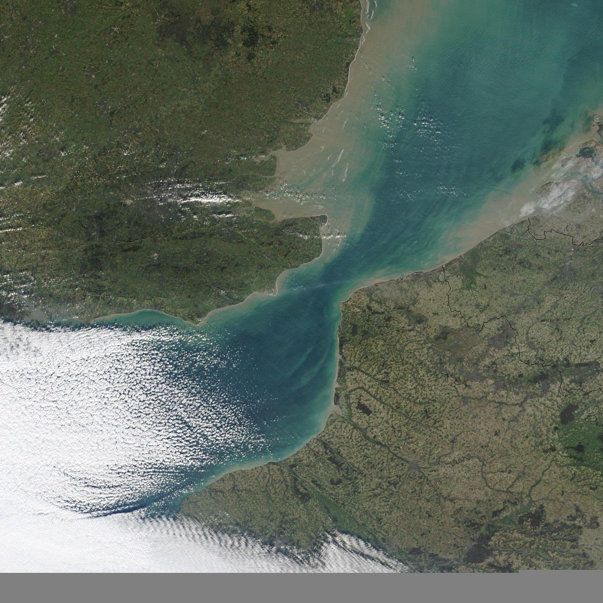 GeestLogistics's tweet image. Did you know: 500-600 Ships pass through what we know as The Dover Strait a day!