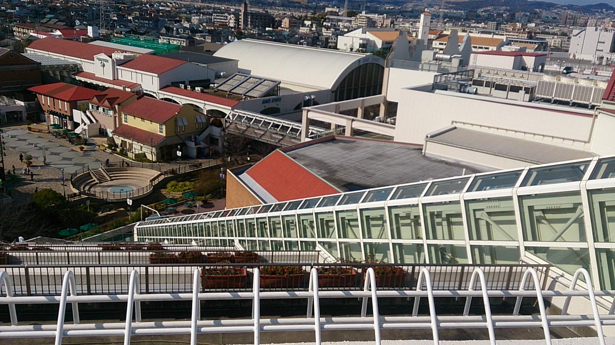 かくりん グンゼタウンセンターつかしん 斜行エレベーターが名物 このように西宮 芦屋 尼崎 伊丹市内が望める かつては西武百貨店だったが現在は平和堂がメイン また屋上の遊園地は現在フットサルコートになっている Http T Co D85rv1xumg