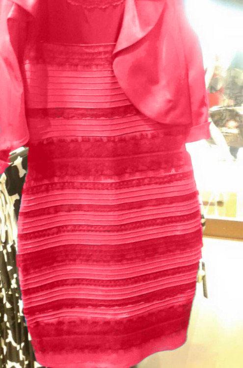 Платье красно синее белое. Платье синеверное. Платье непонятного цвета. Сине-черное платье. Сине чёрное платье и бело золотое.