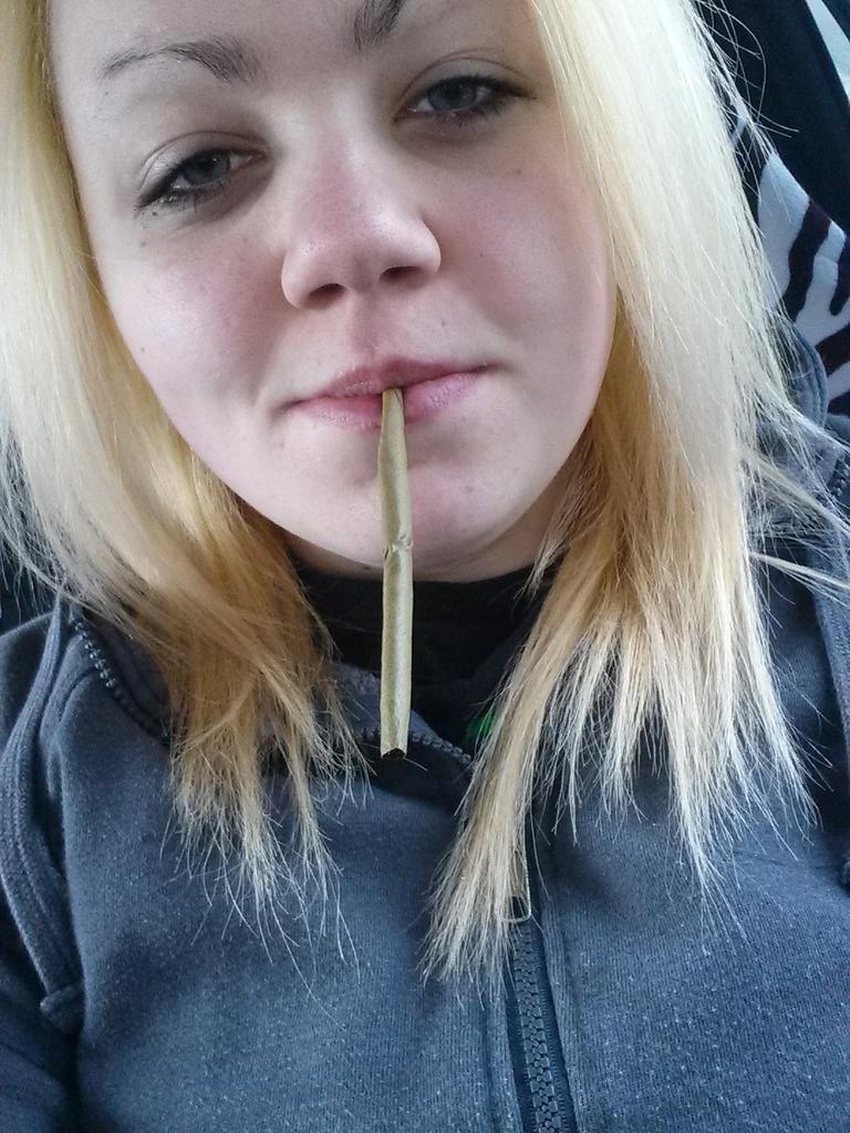 MeggyEG's tweet photo. #girlswhoroll #rollblunts #stonernation #weed #love #sopretty #nofilter #SmokeWeedEveryDay http://t.co/mrboJLU88V