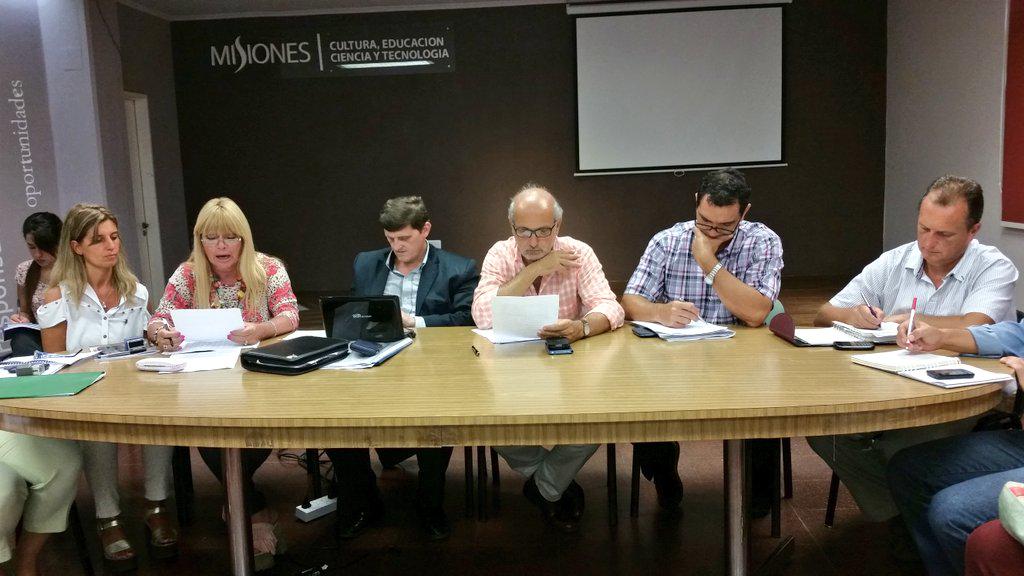 Ahora, autoridades del gobierno provincial reunidos con la intersindical docente