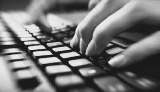 ss99aa8's tweet image. لا يتألق بالكتابة من يتسلي،، بل يبدع بالكتابة من يشعر بكل حرف..