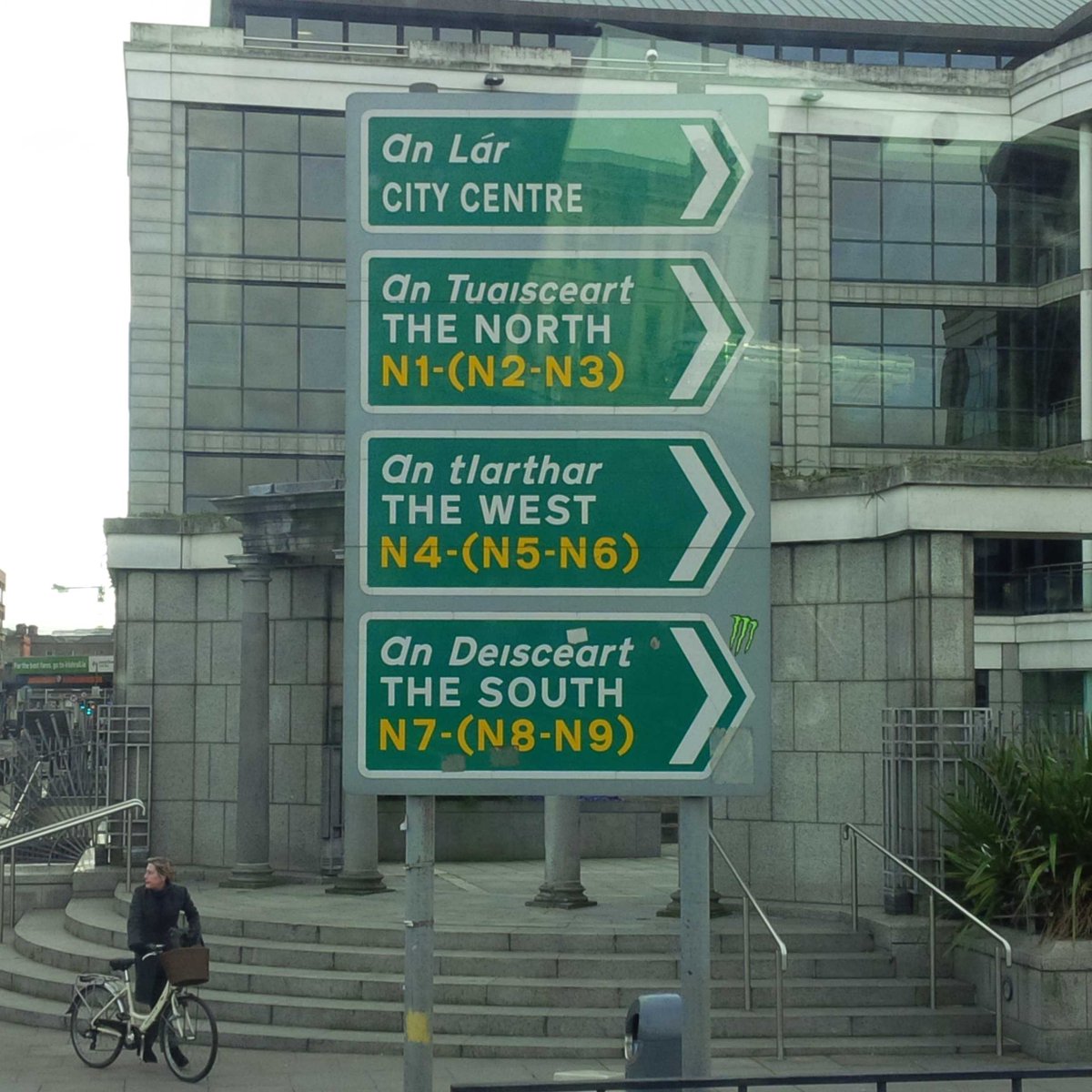 Nigelrefowens's tweet photo. Great to see all signs in Ireland are Gaelic 1st then English. Wish EVERY county in Wales did the same #Welshfirst http://t.co/UsVDTRyPBm.