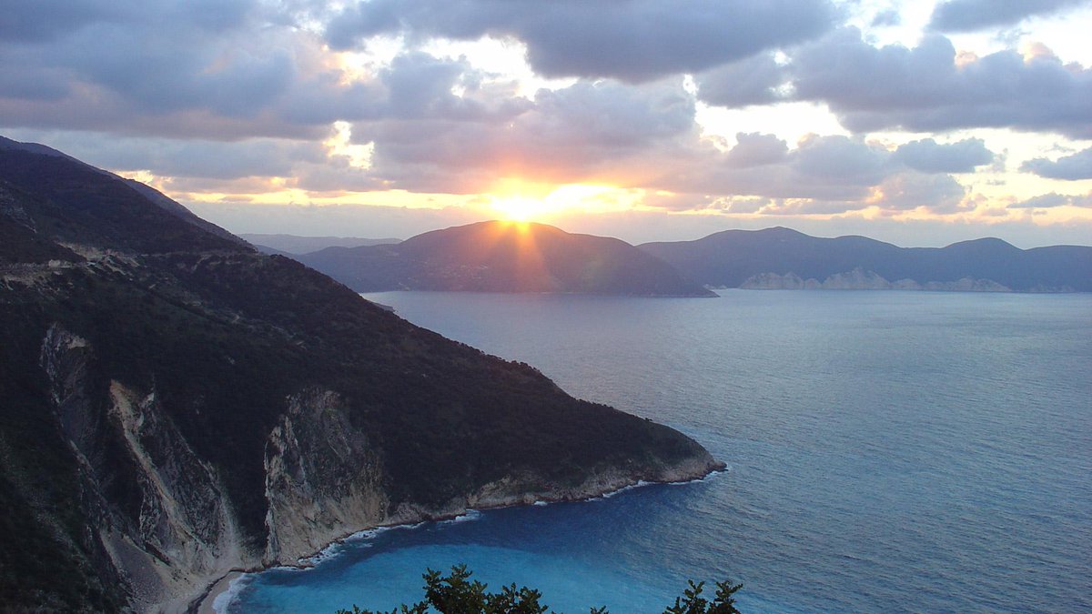 Море и горы. В каком городе море и горы. Горы санта-лусиа. В каком городе море и горы. Озеро гарда 4 k.