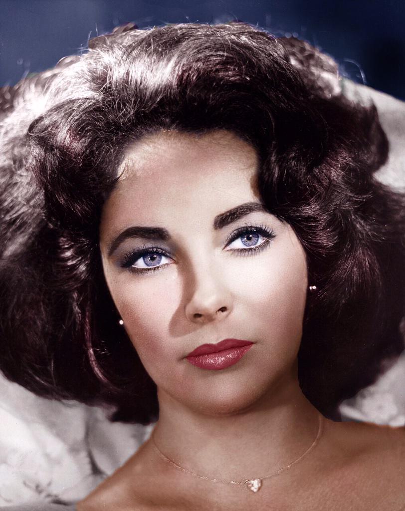 Hoy es cumpleaños de una de las mujeres mas hermosas del mundo ! happy bday Elizabeth Taylor    