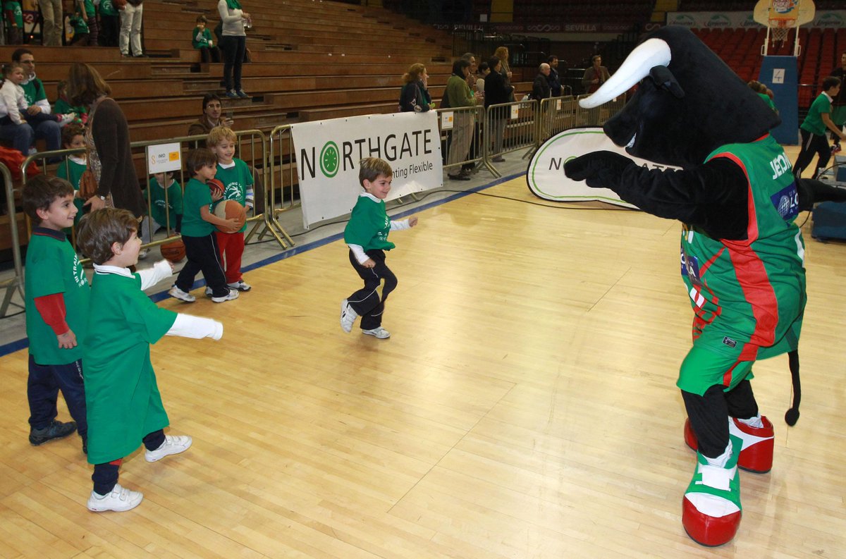 BaloncestoSev's tweet photo. En 15 minutos comienza en San Pablo el IV Training Camp Northgate; recaudará alimentos para el @B_Alim_Sev #cbsevilla http://t.co/WDQV4EiAFW