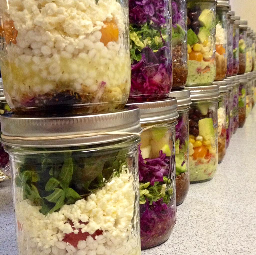 1_0redrn's tweet image. Black/Blue. White/gold? Does it matter? Check out this array of splendid colours #eatmoresalad #lunchisserved