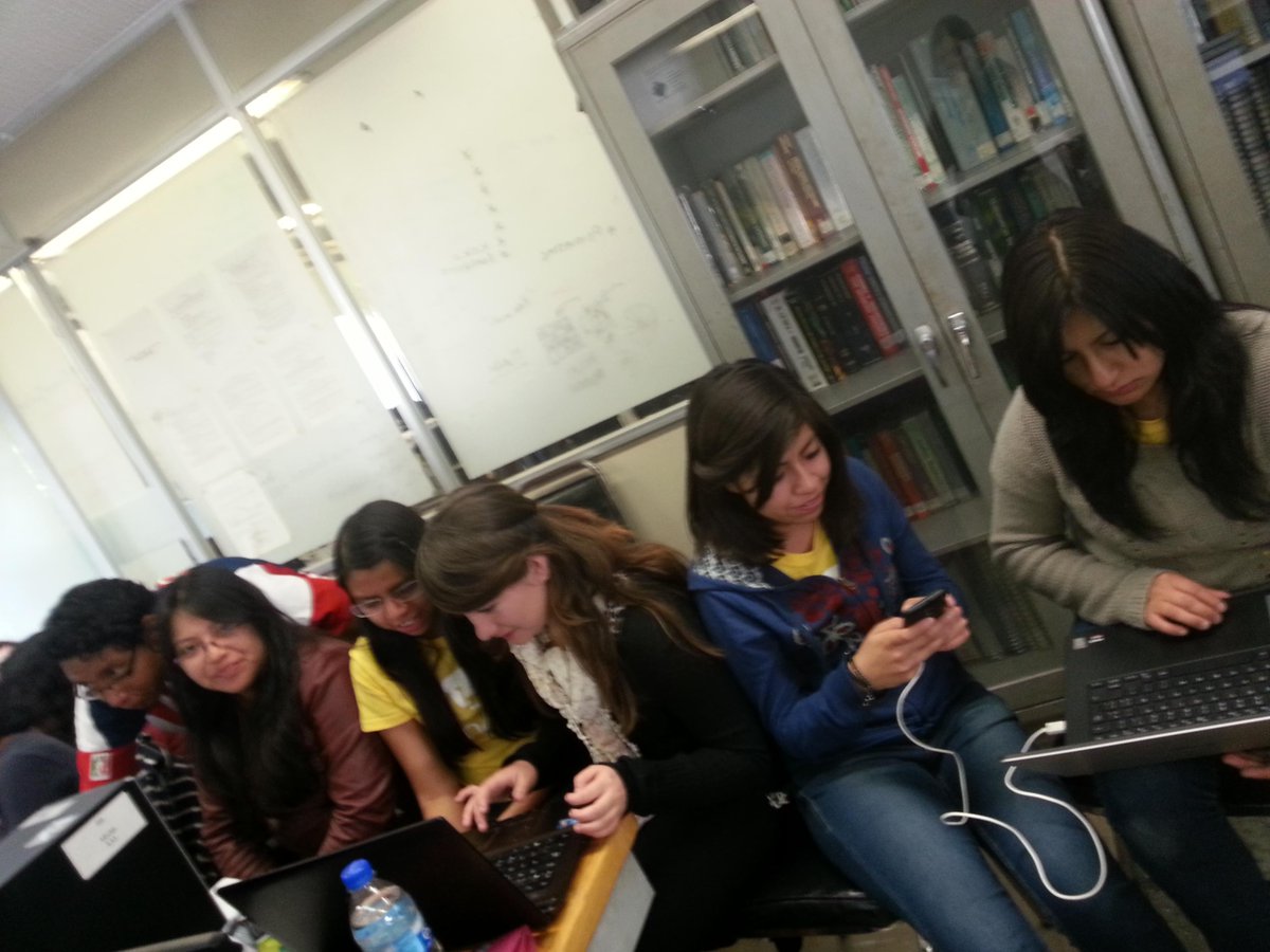 saiphcita's tweet photo. Hardcore Mexican TechGirls working with Designers, Psychologists to define tomorrow's technology #fixIT2015 @UNAM_MX http://t.co/8xzrEEFY1A