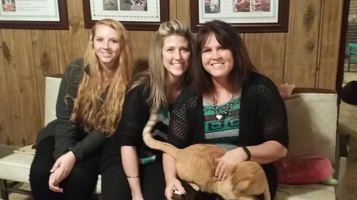 ArchibaldIns's tweet photo. Our ladies spent their night volunteering and learning from the wonderful people who run Four Paws Pet Adoption! http://t.co/GQhWY4mTsn