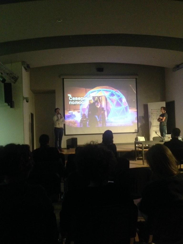 alexanderkatin's tweet image. Макс с Сережей показывают проекты  @HelloComputerHQ в @NCCA_Moskva #hellocomputer #гцси