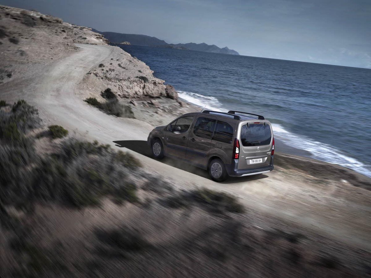 Peugeot's tweet image. New #PeugeotPartnerTepee:Connected to its time #MirrorScreen #ActiveCityBrake Reversing Camera