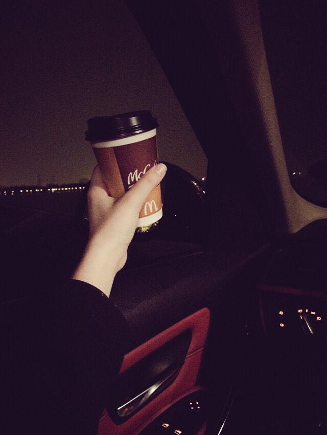 FranMorning's tweet image. Lonely human . Drinking .