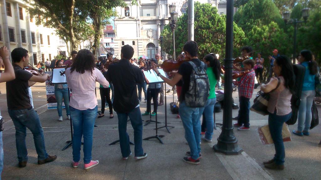 eirenismarquez's tweet photo. Las violas @elsistema #ElSistemaCumple40 http://t.co/eSp9CZ1FpZ