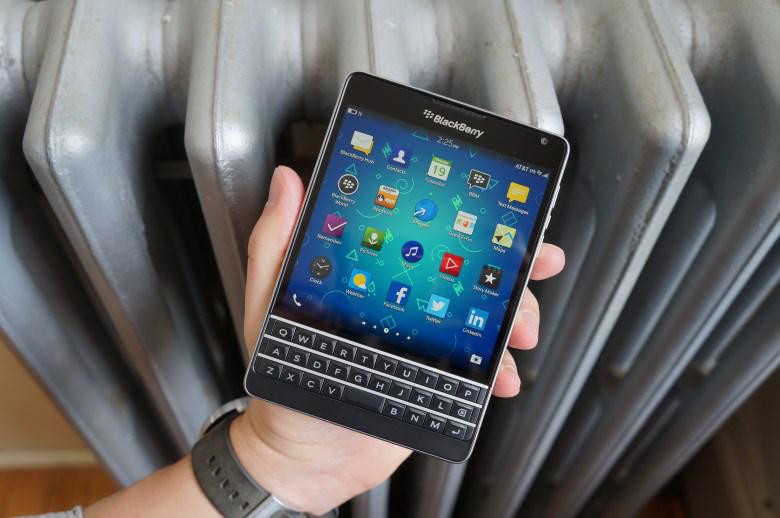 Passport android. BLACKBERRY Passport Android. BLACKBERRY Passport в руке.