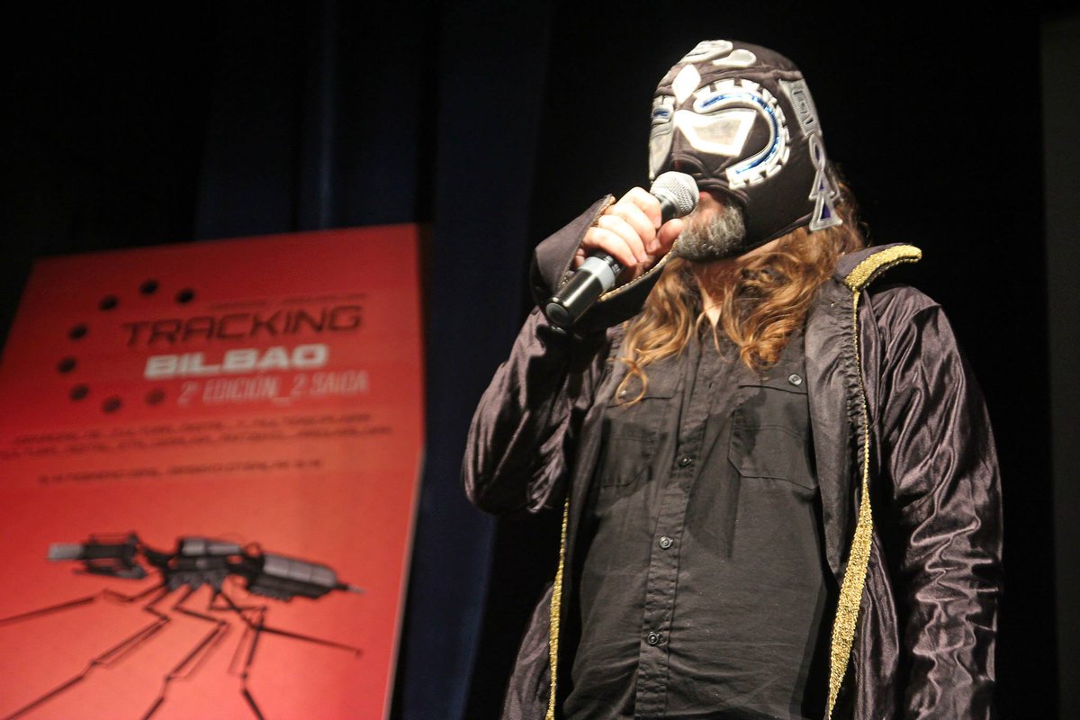 Tracking_Bilbao's tweet photo. Un luchador enmascarado con cierto parecido a @ElTioCreespy inaugurando la ¨Tracking Carnival Party¨ de #tracking2015 http://t.co/LDtbJM6pWb