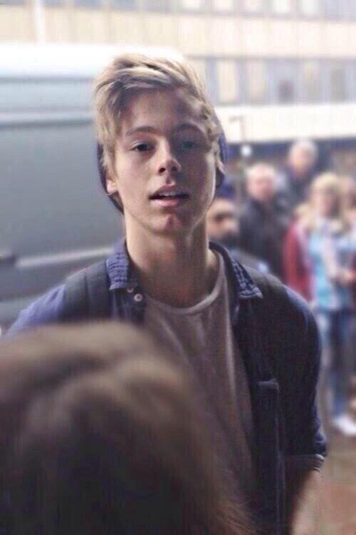 _spac3cat_'s tweet photo. YO VOTE, DO IT FOR THE FETUS #vote5sos #KCA http://t.co/hGwoopobtE