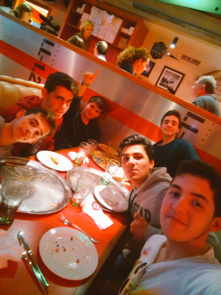 AngelDuranC's tweet photo. Maireneando con los mendas @Sito_torres @JosemaMz @BlayRaul @ClementePalma #PabloJ 🍕👏😉 ¡Gran día, y lo que queda! 😏 http://t.co/zFdNfVtrov