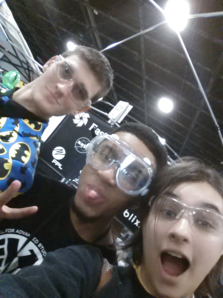Combbat_21's tweet photo. Selfish with AGENTSOFSAS @FRC1592 http://t.co/4NcHUueTM4