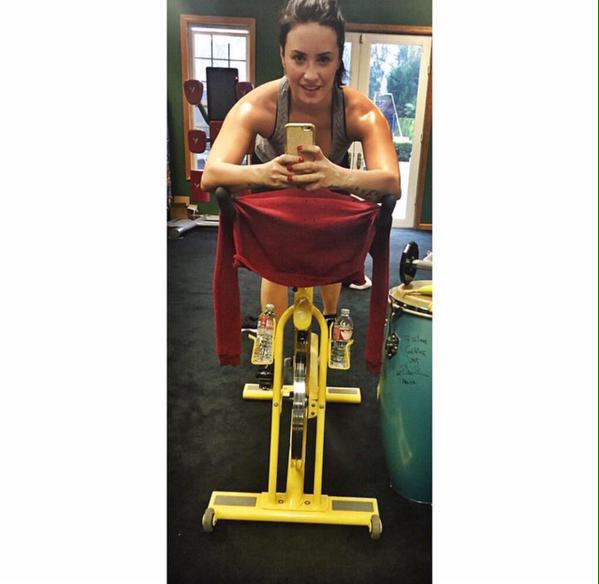 versaceher's tweet photo. com demi lovato é assim: ela some durante dias mas quando aparece é bomba, bala e tiro http://t.co/XiWy3qyB9m