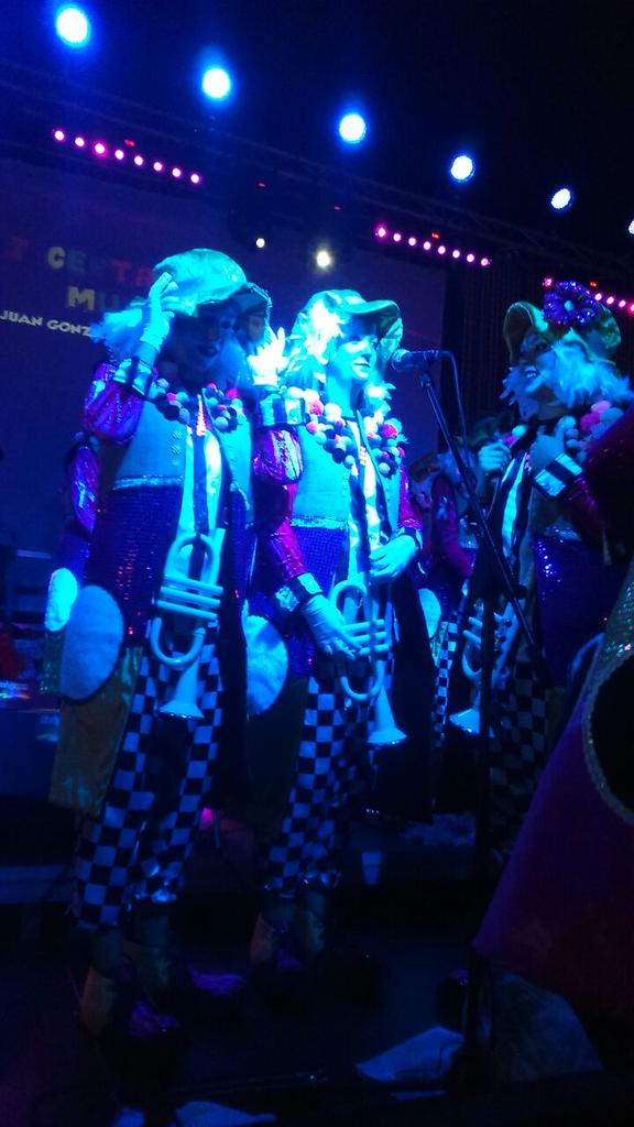 Kiara y Maria, dos garachiquenses que militan en <a href="/triquikonas/">Murga Triquikonas</a> . Hoy en el homenaje a Juan González (doña Croqueta)