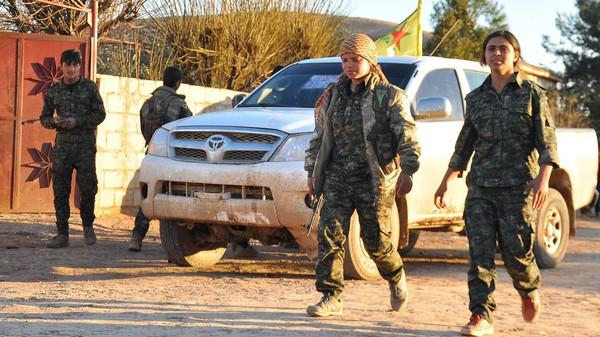 KurdishPress's tweet photo. #Kurdish (#YPG) fighters walk in the town of #Tal_Hamis, southeast of the city of #Qameshli, #Syria (AFP)
#Peshmerga http://t.co/mY1c9cpOFE