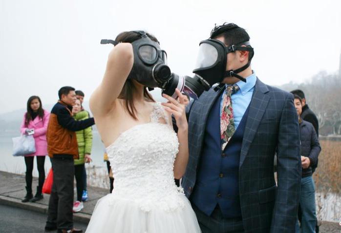 People's Daily, China on Twitter: "A Chinese couple with gas masks ...