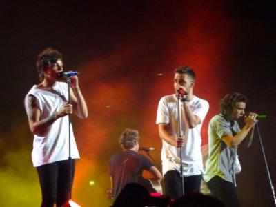 oneD_notes's tweet photo. Los chicos en el concierto del 27.02 en el Saitama Super Arena en Tokyo Japón - C http://t.co/KrCsYJ60lq