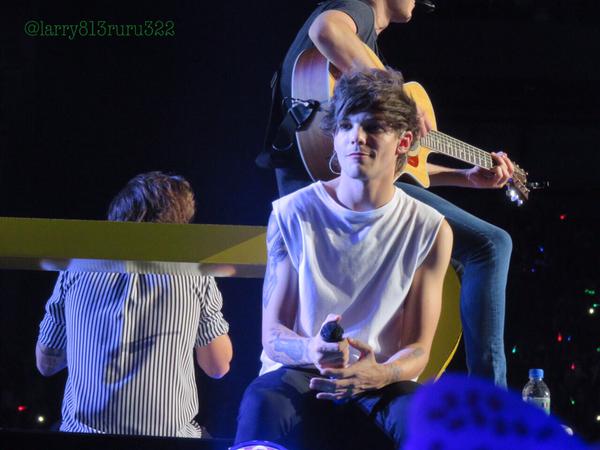 oneD_notes's tweet photo. Los chicos en el concierto del 27.02 en el Saitama Super Arena en Tokyo Japón - C http://t.co/jFtkKGrN3K