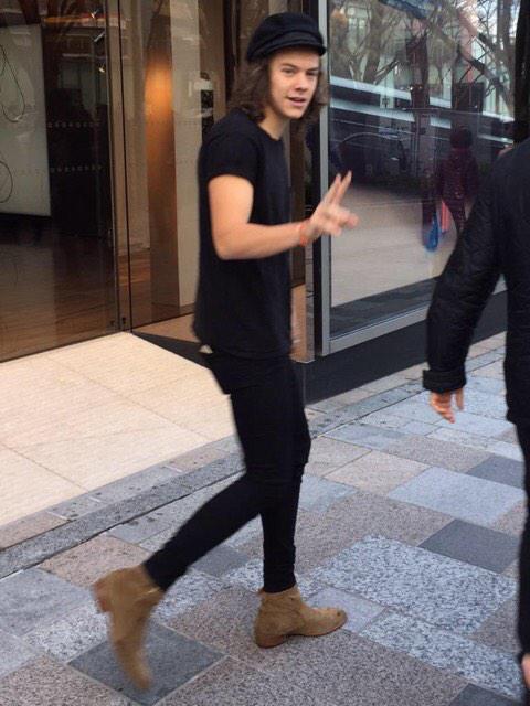 oneD_notes's tweet photo. Harry en la tienda Louis Vuitton de Tokio Japón el 27.02 - C http://t.co/DFYYz00ZTt