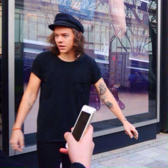 oneD_notes's tweet photo. Harry en la tienda Louis Vuitton de Tokio Japón el 27.02 - C http://t.co/DFYYz00ZTt