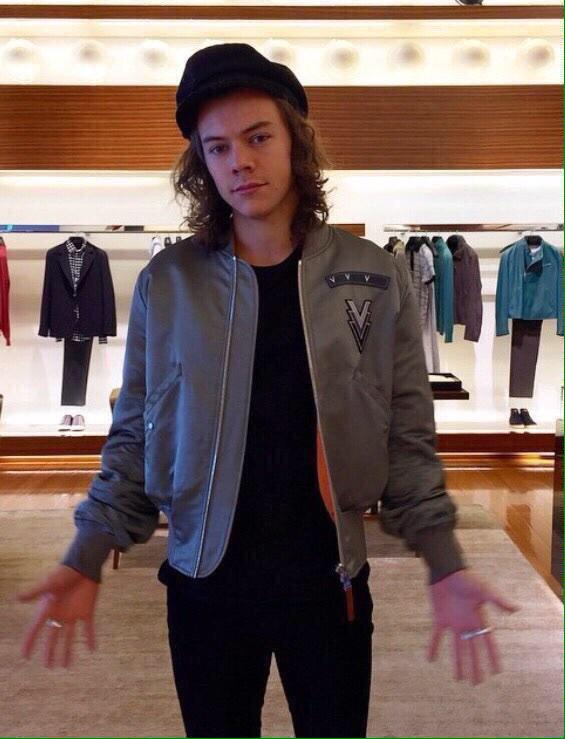oneD_notes's tweet photo. Harry en la tienda Louis Vuitton de Tokio Japón el 27.02 - C http://t.co/DFYYz00ZTt