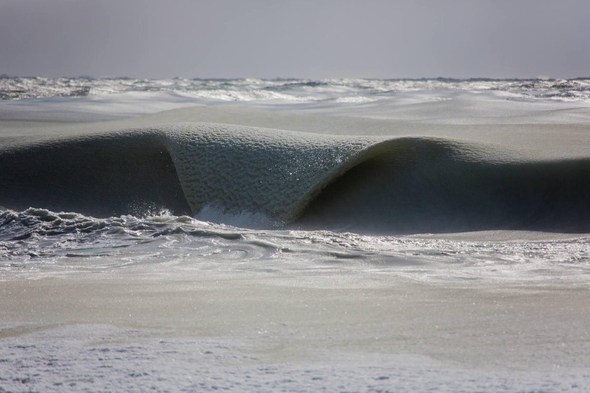 UrsaMajorVT's tweet image. Who wants to go surfing in some slushy! Crazy photos of icy waves in Nantucket by @JDNPHOTOGRAPHY #natureiscrazy