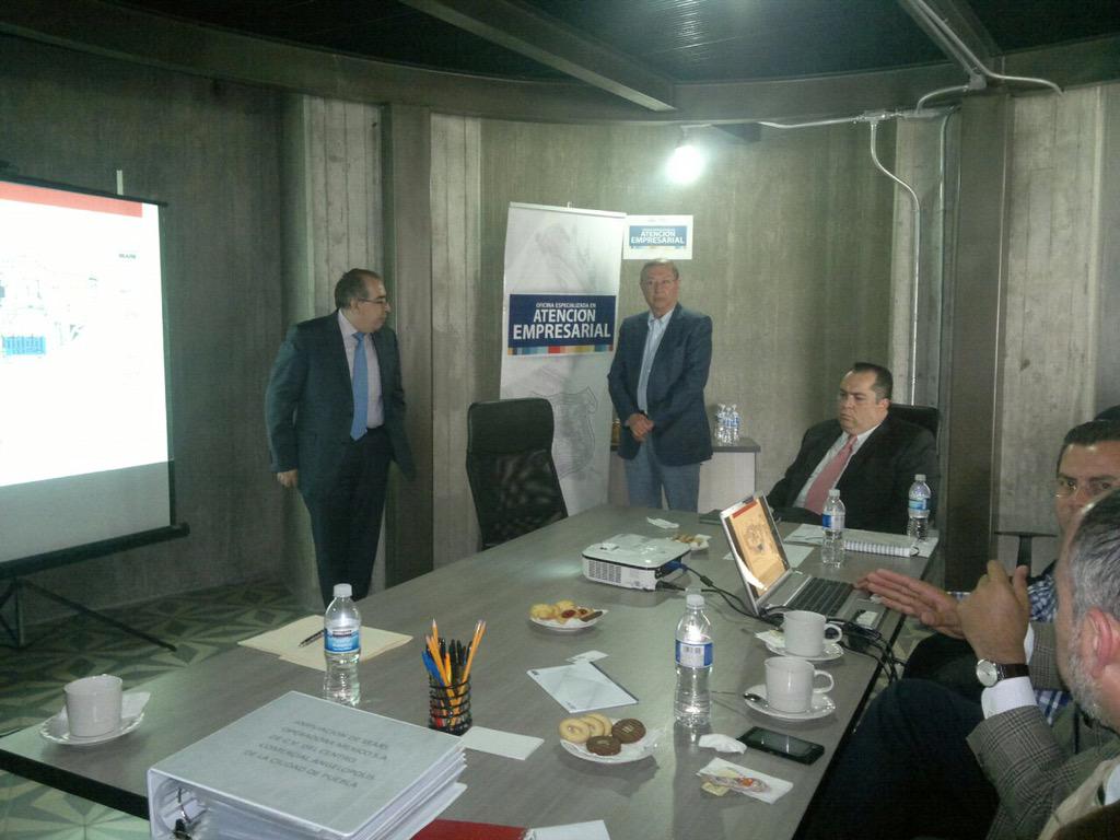 MichelChain's tweet photo. Dependencias de @PueblaAyto y Gobierno del Estado atendemos a empresarios de Centro Comercial en #OEAE #Puebla http://t.co/4gSZ4cY5wJ
