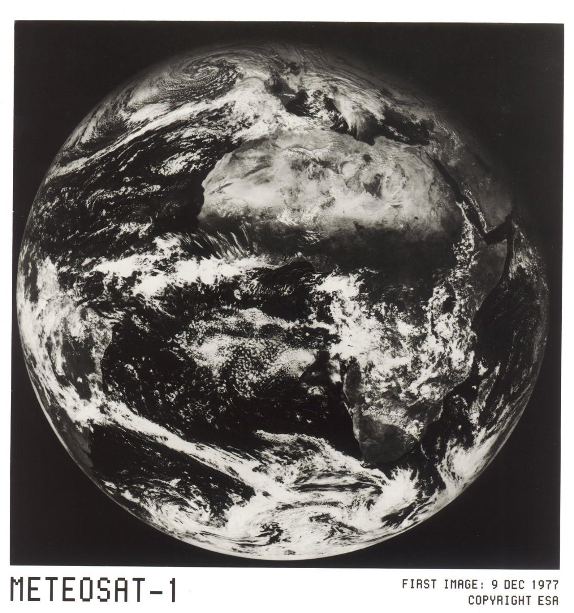 Divulgameteo's tweet photo. Primera imagen global enviada por el Meteosat-1 (9-12-1977). ¿Veis la nieve en los Pirineos? ;-) #HitosMeteo http://t.co/3hVMdJEi9w