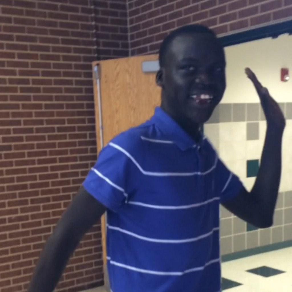 hunchoroute's tweet image. IS HE BLACK AND BLUE OR WHITE AND GOLD ?