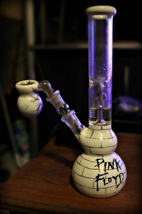 GIassPipes's tweet photo. Pink Floyd Bong👌 http://t.co/sSf8O2OxoI