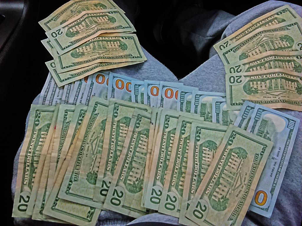NuMoneyMLS's tweet photo. I ain't worried bkout shyt but dis cash💰! I bkhen trynna get rich n stay out da way! 💯
#StaccS
#NewMoney http://t.co/GhubhPCsxU