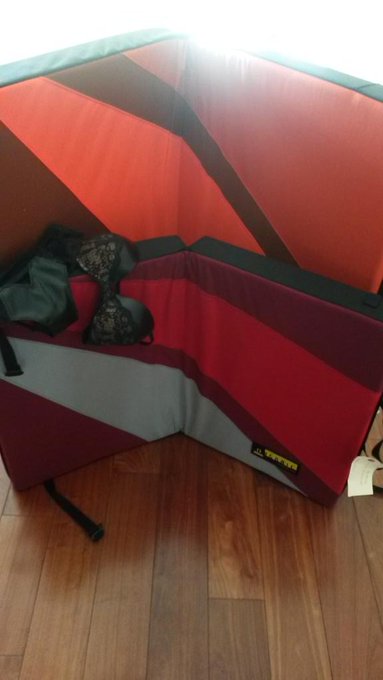 Nothing like getting crash pads and lingerie. Thank you guys so much!!! http://t.co/3C0gMx0wy9<a href="/tag/mvsales"class="tags"><span>#mvsales</span></a>