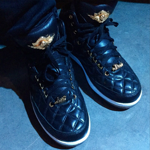 EezZy_isSh's tweet photo. "@kicksonfire: Just Don x Air Jordan 2 “Black/Gold” Sample - http://t.co/FSElHQoCpV http://t.co/I3waD4PWJP" shiiiiieeeeeert!!!! <3